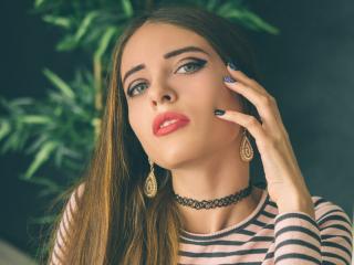 يدهن لها فتحة طيزها بالكريم وينيكها في طيزها بعمق الفيديو الإباحية