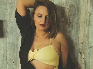 Cam private with LuciaLue, this vigorous body average boob brown ...