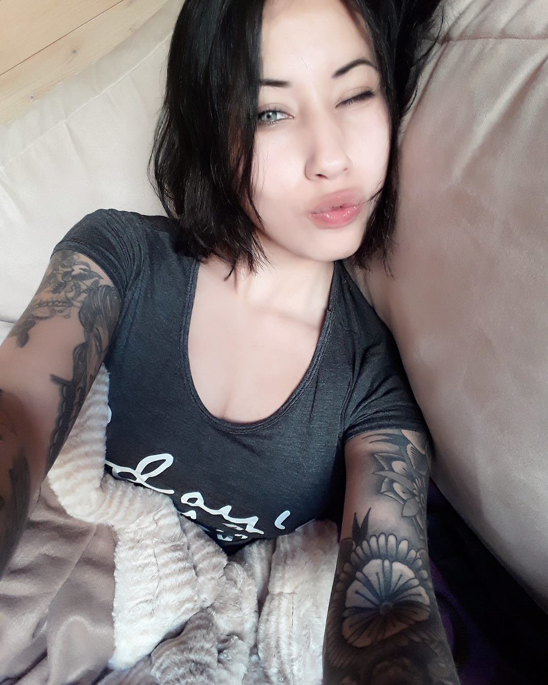 Hot Tattoeed Asian Webcam Girl Playing