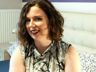 Cam xXx with XSweetKarina, this standard build russet hair shaved ...