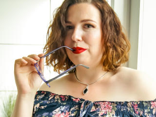 Cam xXx with XSweetKarina, this standard build russet hair shaved ...